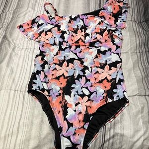 One shoulder bathing suit